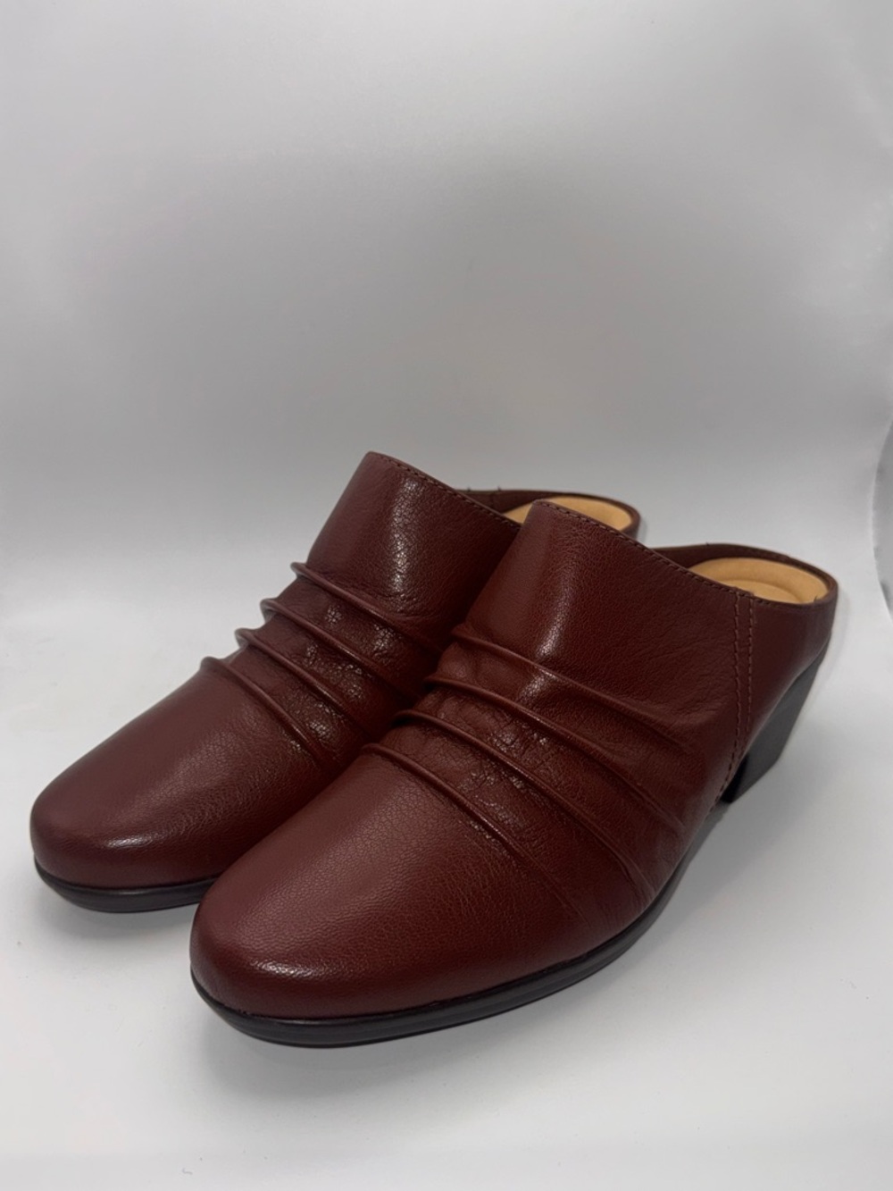 Clarks Women's Slip-On Mule in Chestnut Brown. Size 8.5. NWT - Picture 1 of 5